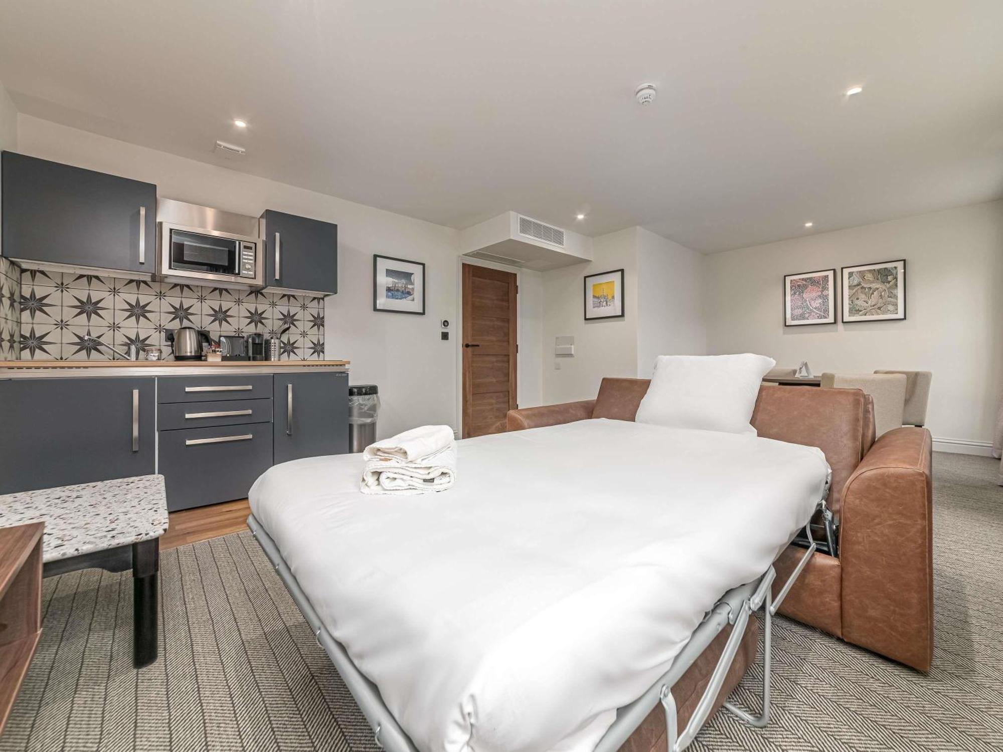 Mercure Salisbury White Hart Hotel & Apartments Exterior photo