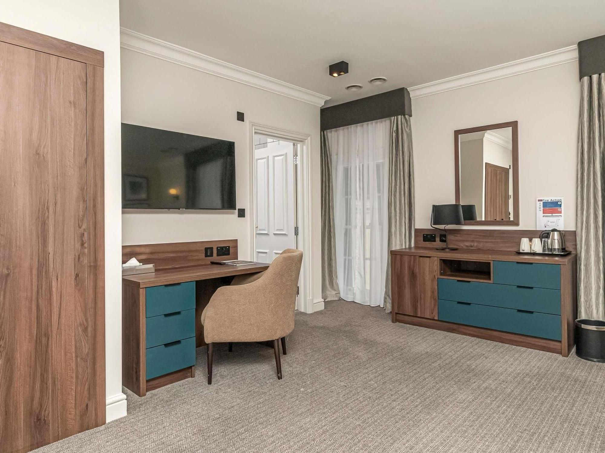 Mercure Salisbury White Hart Hotel & Apartments Exterior photo
