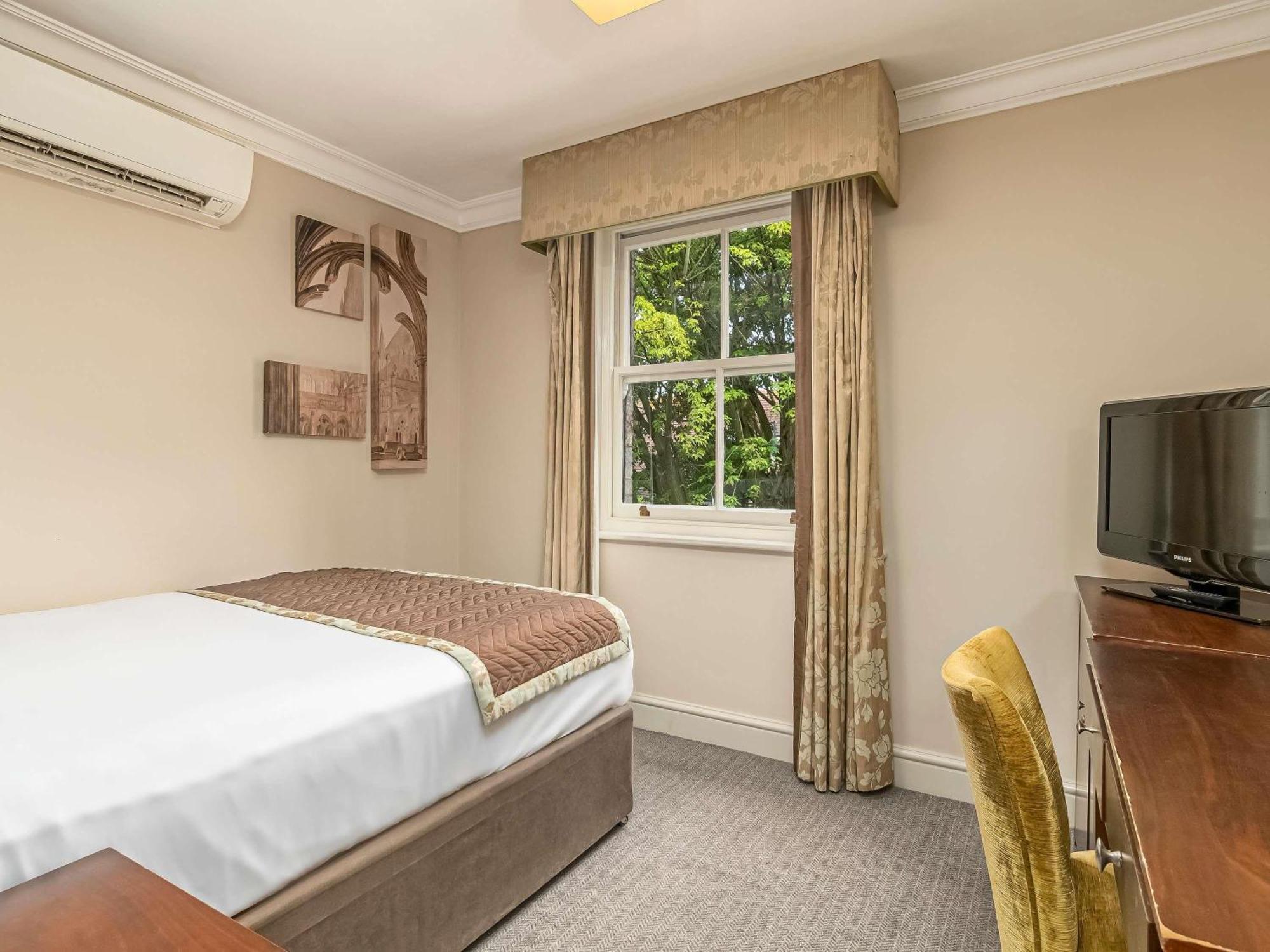 Mercure Salisbury White Hart Hotel & Apartments Exterior photo